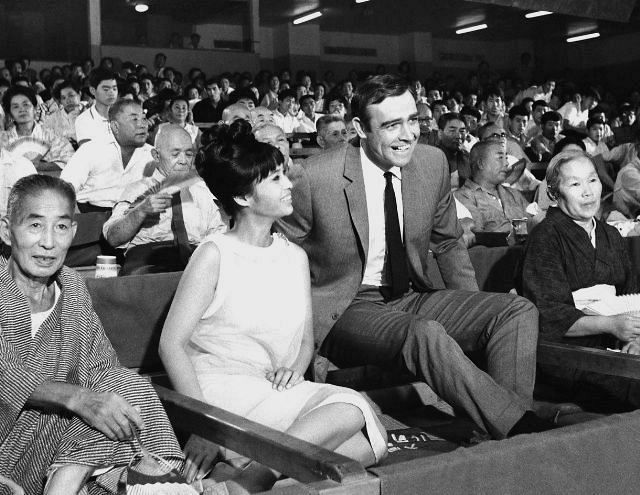 １９６６年９月、スパイ映画「００７は二度死ぬ」の撮影で、東京・蔵前国技館の桟敷席に座るショーン・コネリーさん（中央右）と、ボンドガールの若林映子さん（同左）