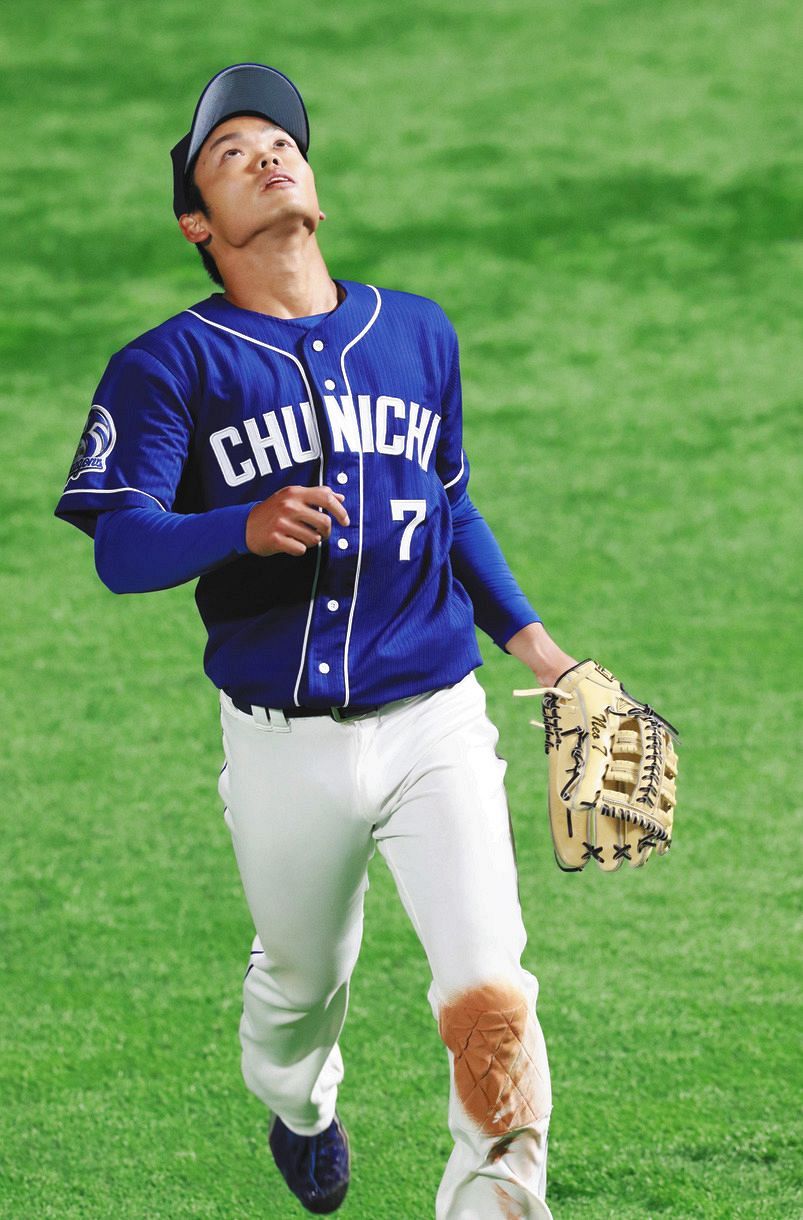 試合前練習で、レフトの守備位置で打球を追う根尾＝2日