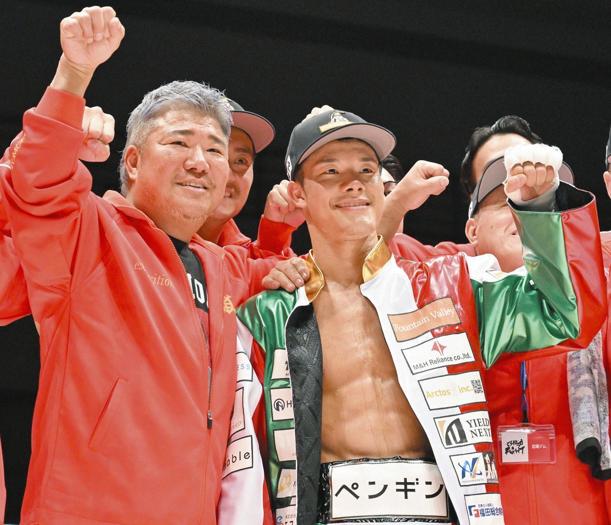 ◇亀田和毅、父・史郎トレーナーと勝利を喜ぶ【写真】：中日スポーツ