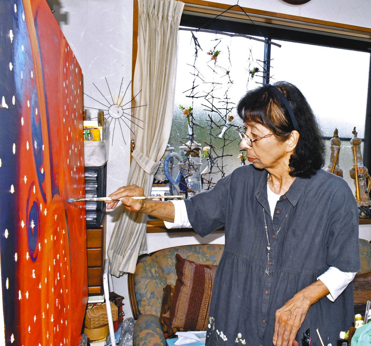 抽象画の油絵を描く奥田さん＝土岐市妻木町のギャラリースペース岳で

