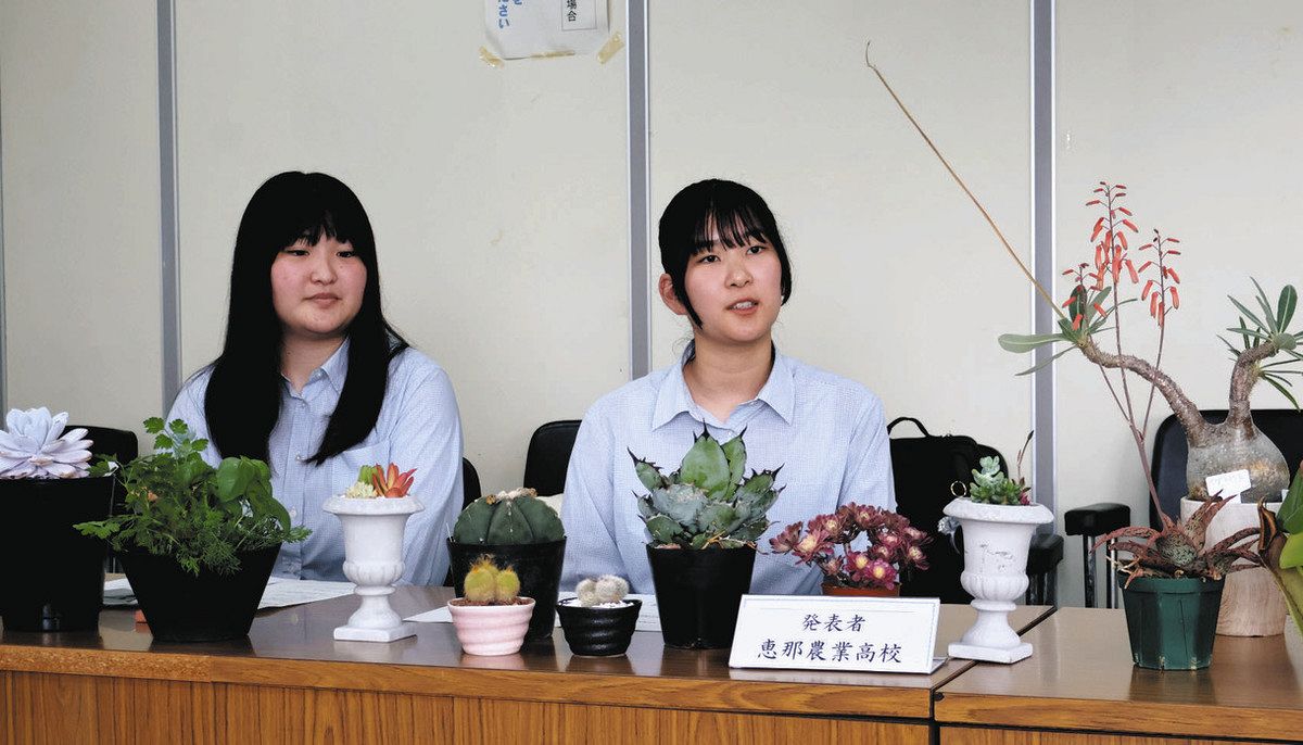イベントをPRする恵那農業高3年の中川さん（左）と後藤奈々さん＝多治見市上野町5の東濃西部総合庁舎で

