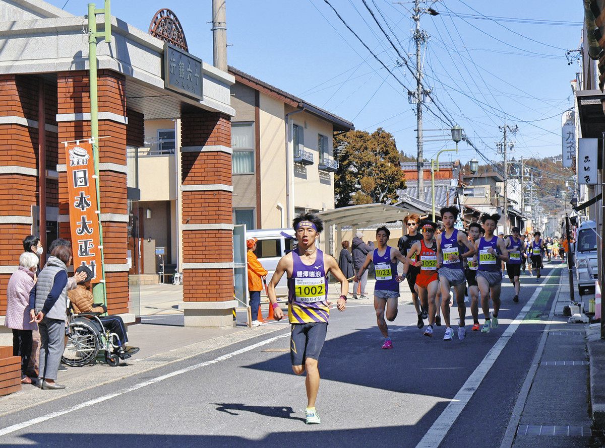 大正ロマンの町並みを走る選手たち＝恵那市明智町で