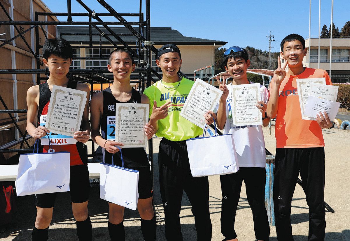 中学生活のラストランで1位になった橋本さん（中）たち＝恵那市明智町で