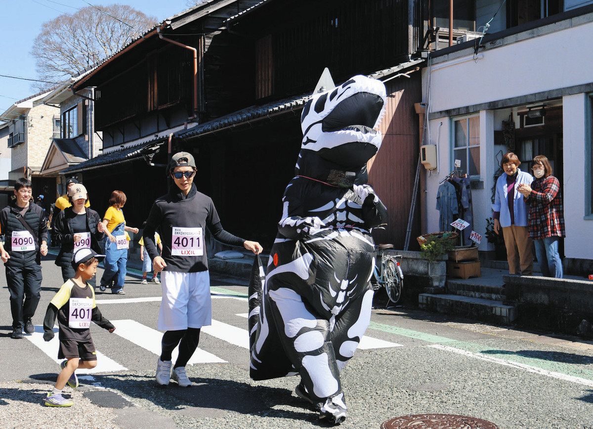 仮装した選手も大会を盛り上げた＝恵那市明智町で