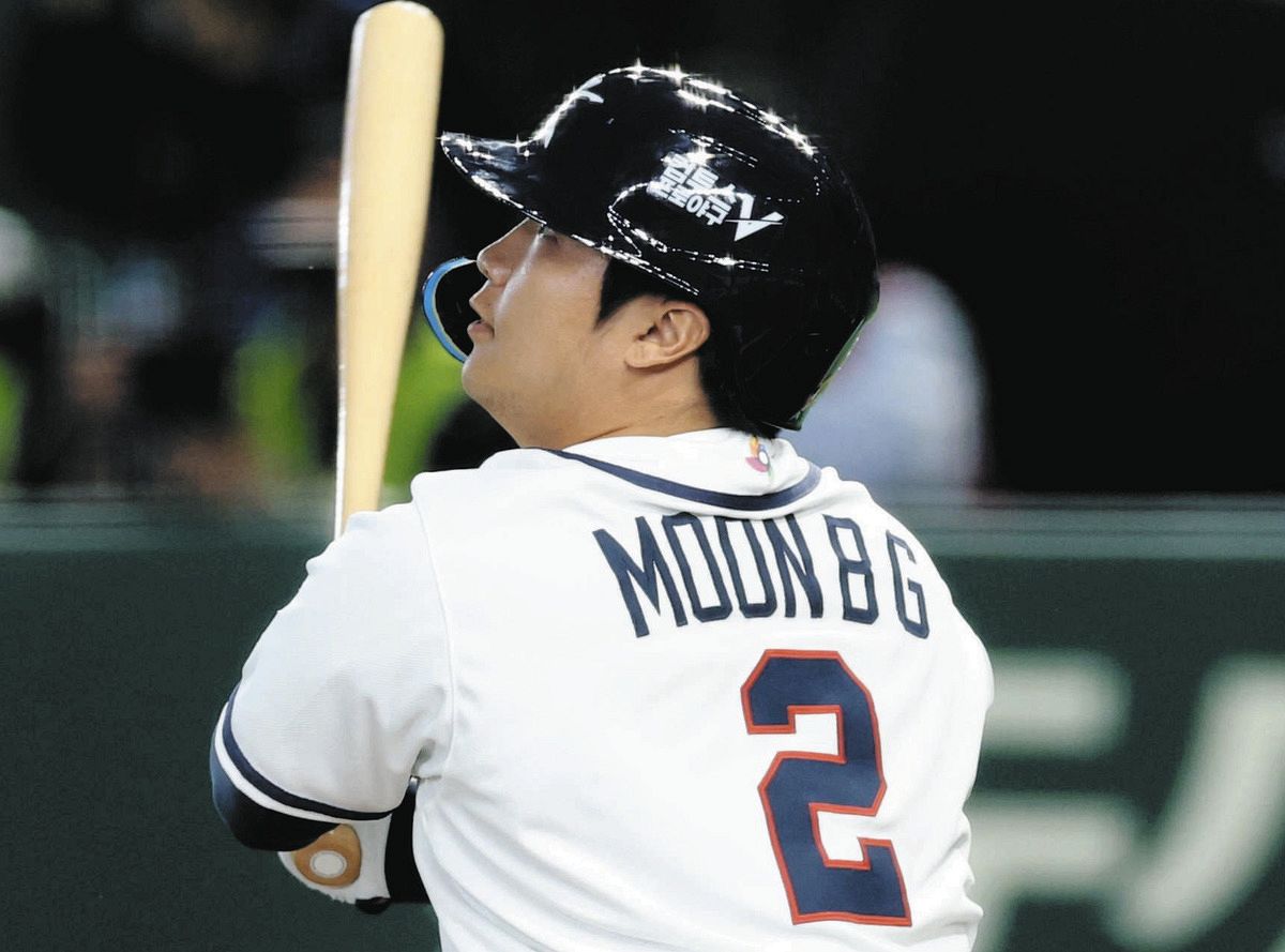 WBC】韓国一塁手が守備で客席の柵に胸強打！球場騒然の中、駆け寄る侍