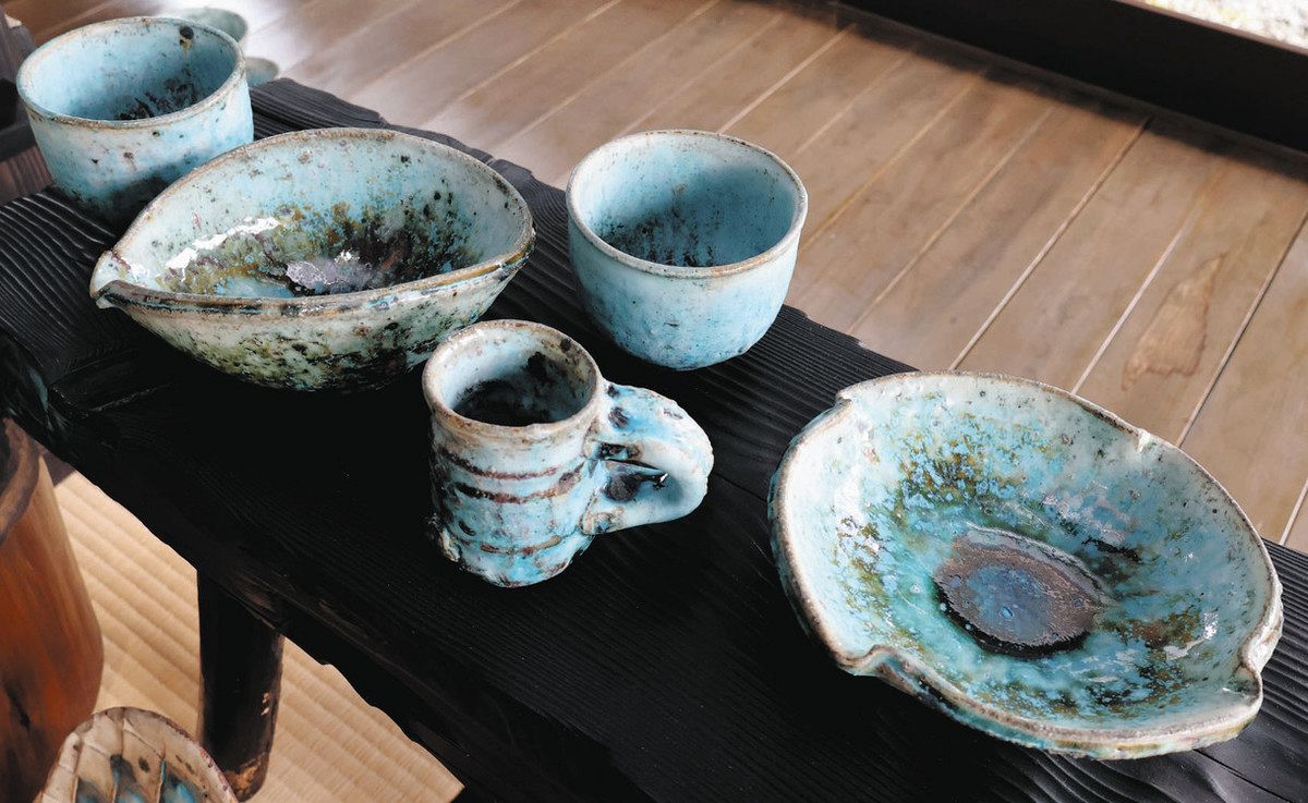 青い器に感銘、絵画誕生 伊賀・春萌窯の小辻さんの作品、海外に交流の