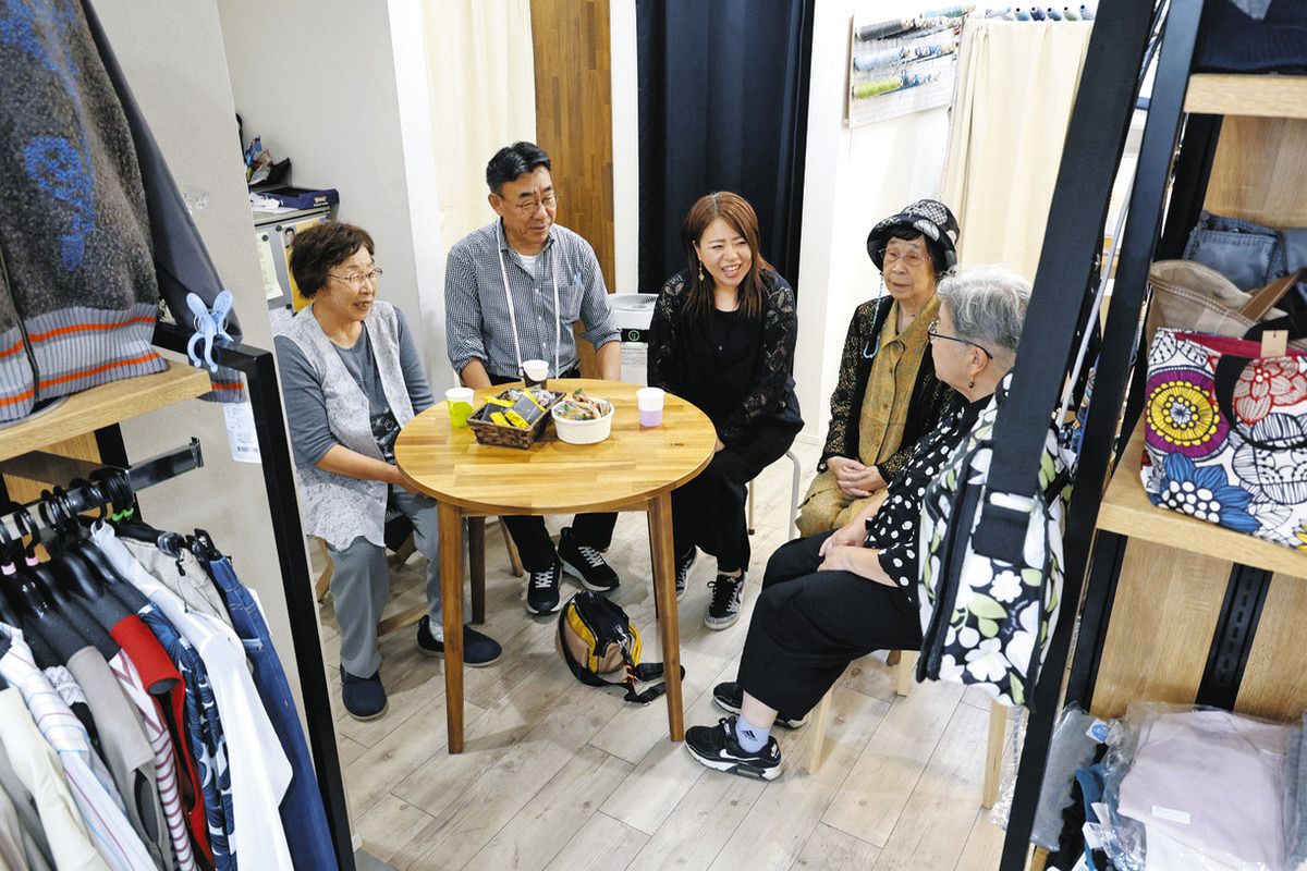 常連客と談笑する山川さん（左から2人目）と正木さん（同3人目）ら＝津市久居本町で
