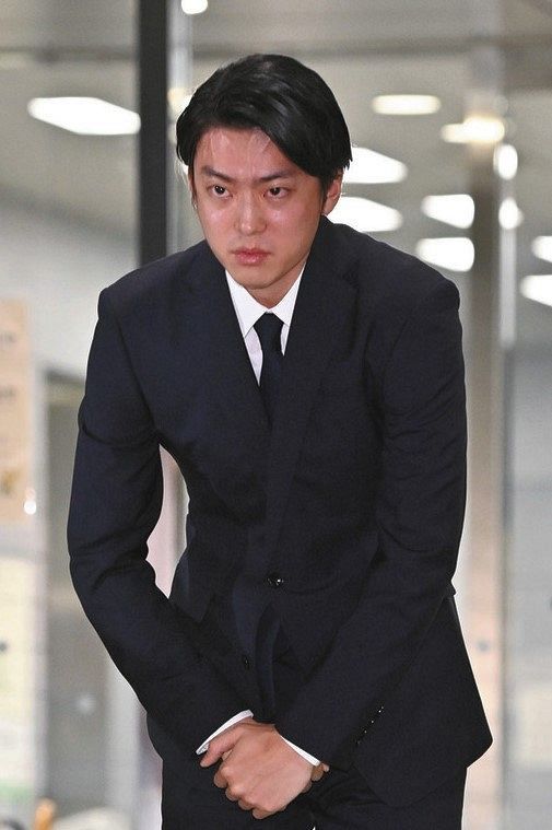 釈放され、頭を下げる俳優の伊藤健太郎容疑者