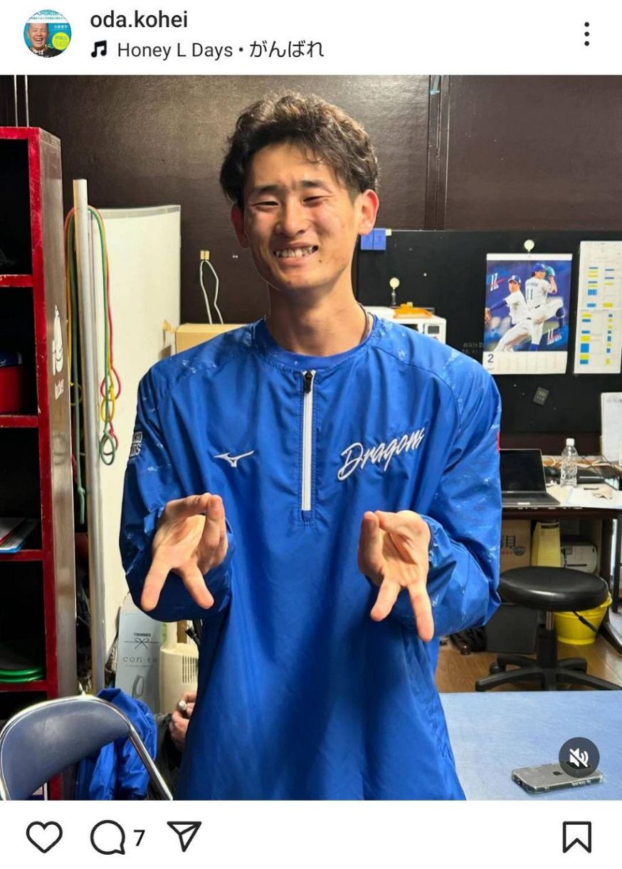 笑顔を見せる草加勝投手＝小田幸平コーチのインスタグラムより