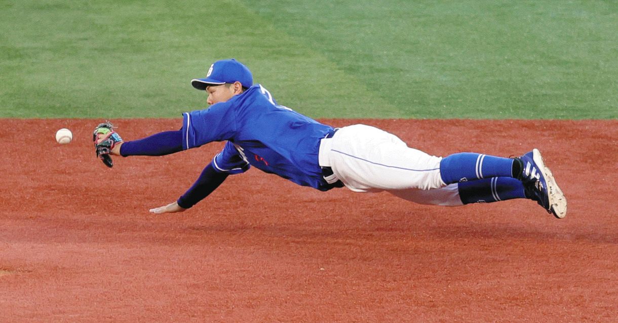 写真】高橋周平、京田の打球に飛びつくも…：中日スポーツ・東京中日