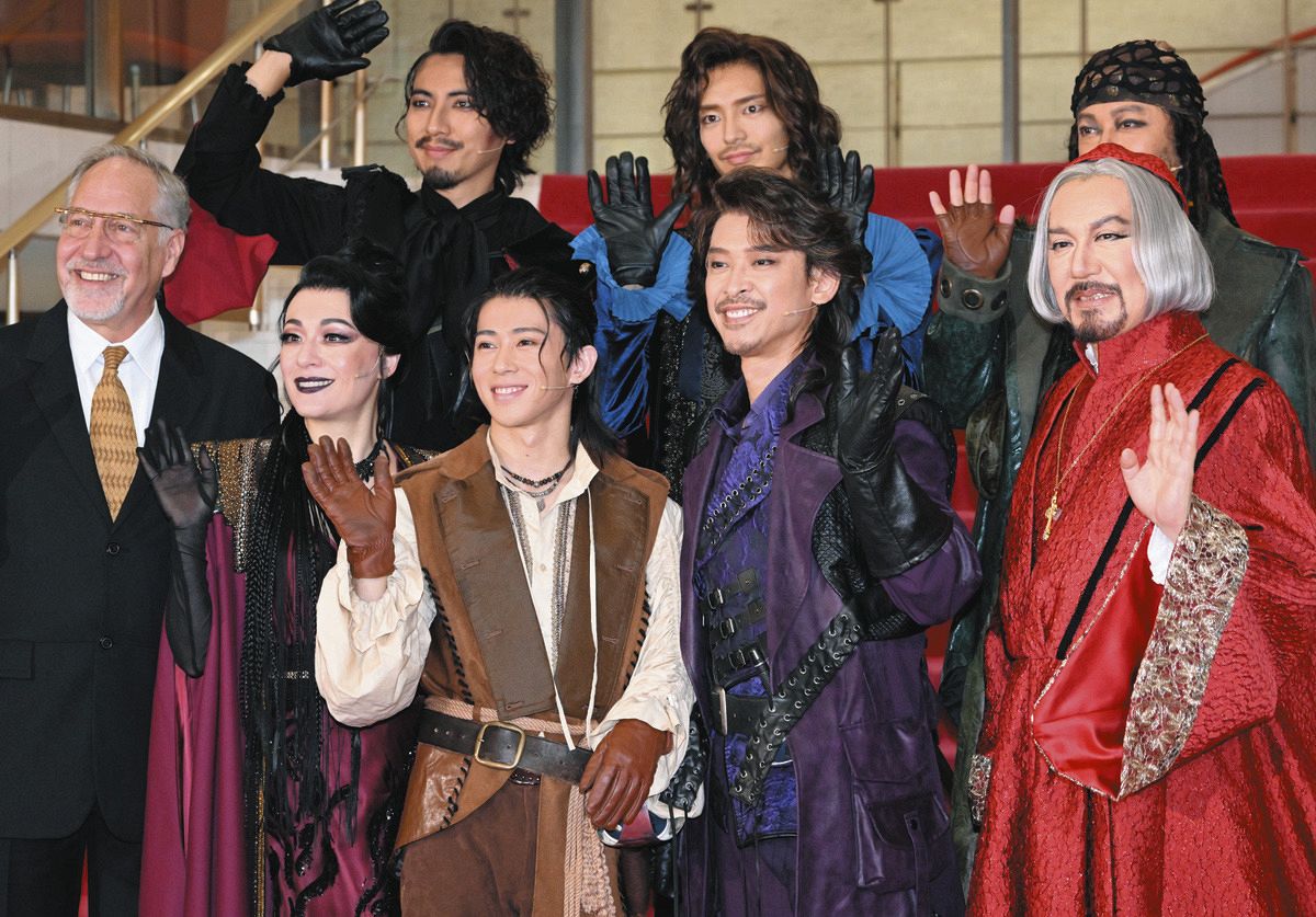 ミュージカル「三銃士」に出演する（前列左３人目から）末澤誠也、坂本昌行ら