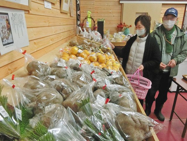 丸芋も並んだ大歳の市＝小矢部市の村の駅きたかんだの郷で 