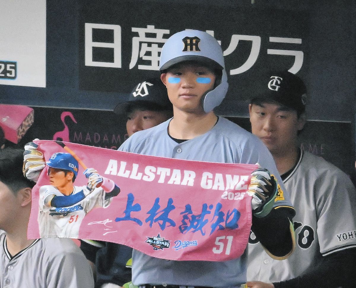 ◇代打で出場の全セ・上林のタオルをベンチで掲げる森下【写真】：中日