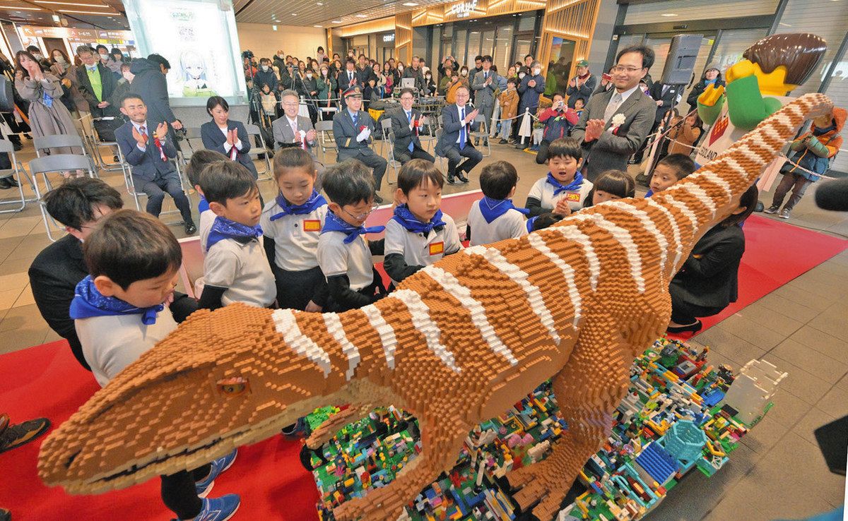 レゴ恐竜が福井駅に登場 プロビルダー三井さん、県民と一緒に作る 
