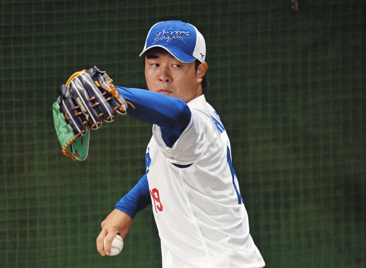 侍ジャパン」選出の中日・高橋宏斗、強化試合使用球でブルペン投球
