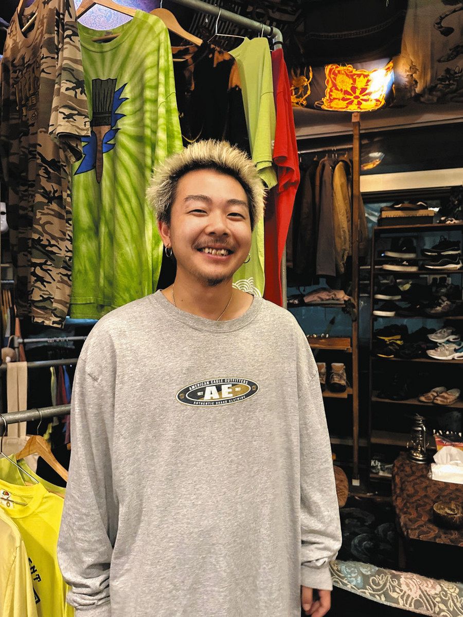 店内で笑顔を見せる足立さん＝津市大門で
