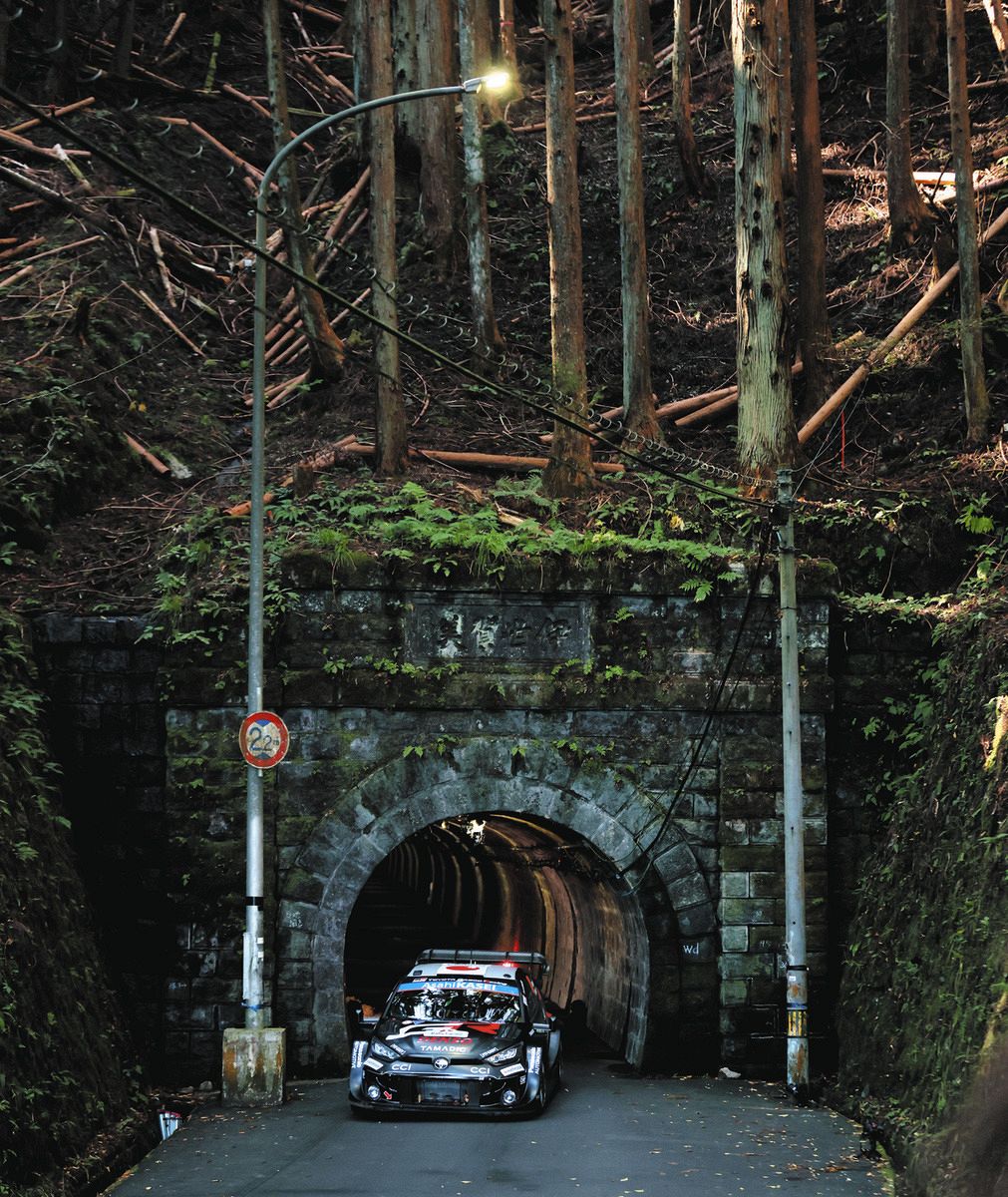 旧伊勢神トンネルを飛び出すトヨタの勝田貴元