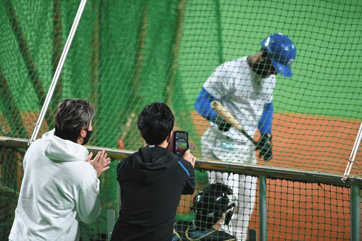 インスタグラムのライブ配信で万波（右）の打撃練習を撮影するスタッフと日本ハム・新庄監督（左手前）