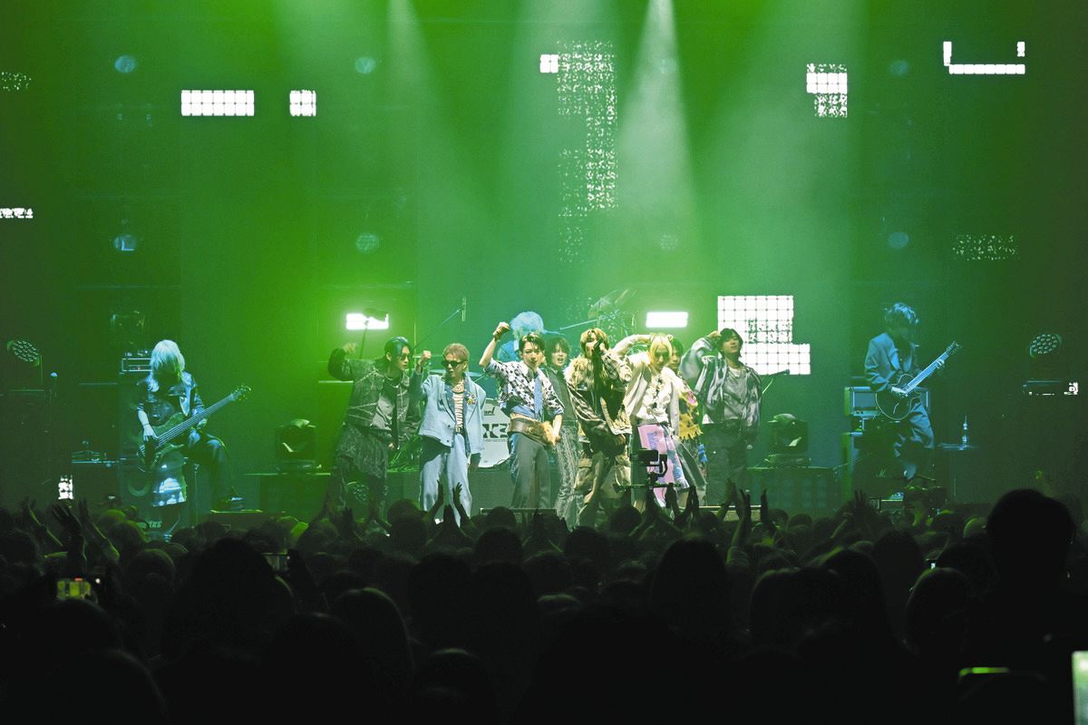 YOSHIKIプロデュースの「XY」、メンバー13人躍動のワンマンツアー