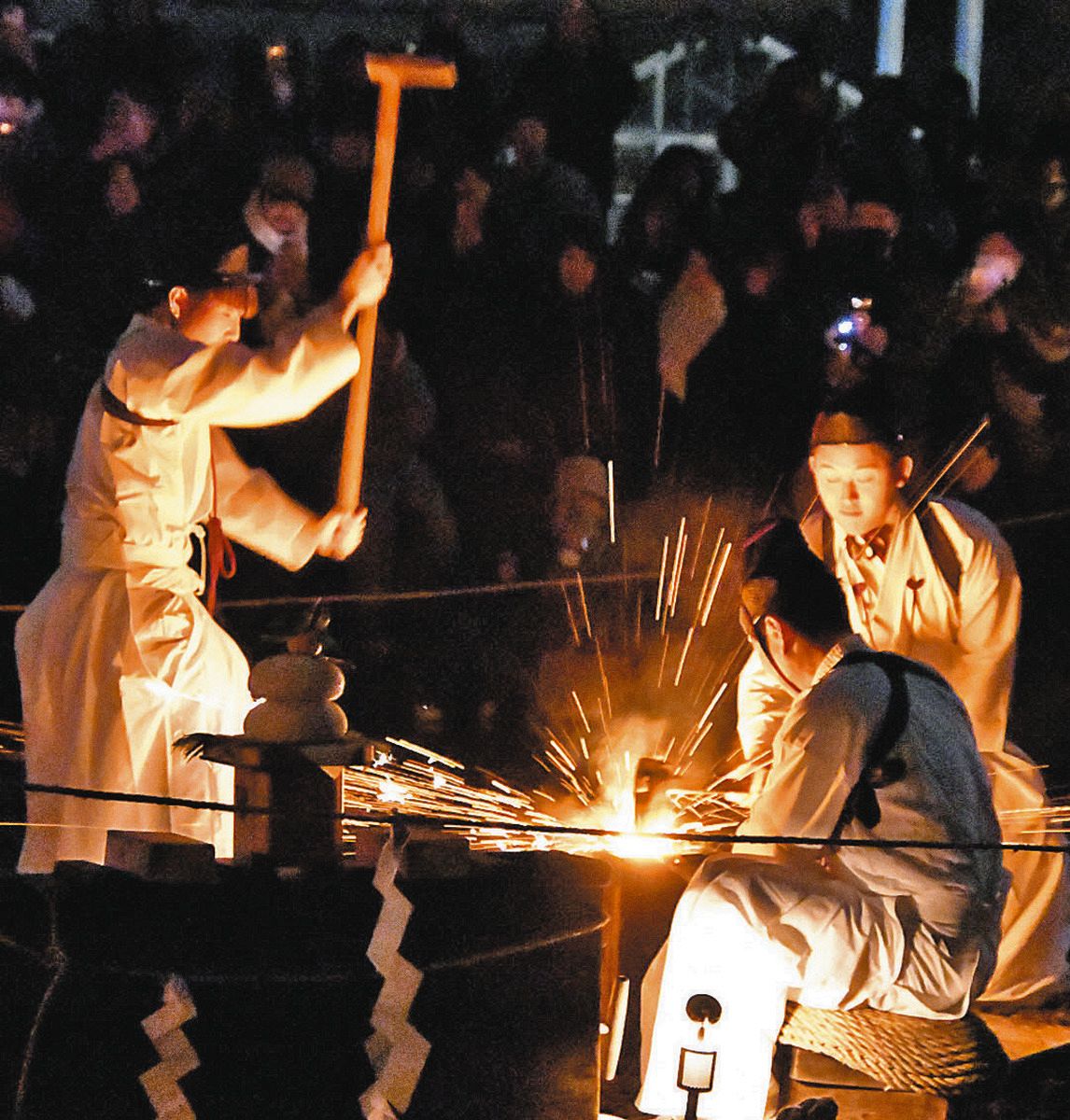 700年前から伝わる技をつないで 元日未明から越前打刃物の初打ち、福井