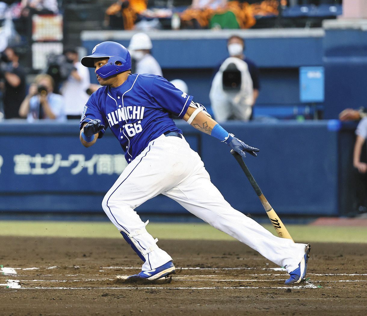 中日 ビシエド先制内野安打 ボテボテ三ゴロで激走 リクエストでも判定変わらず嬉しい一打に 中日スポーツ 東京中日スポーツ