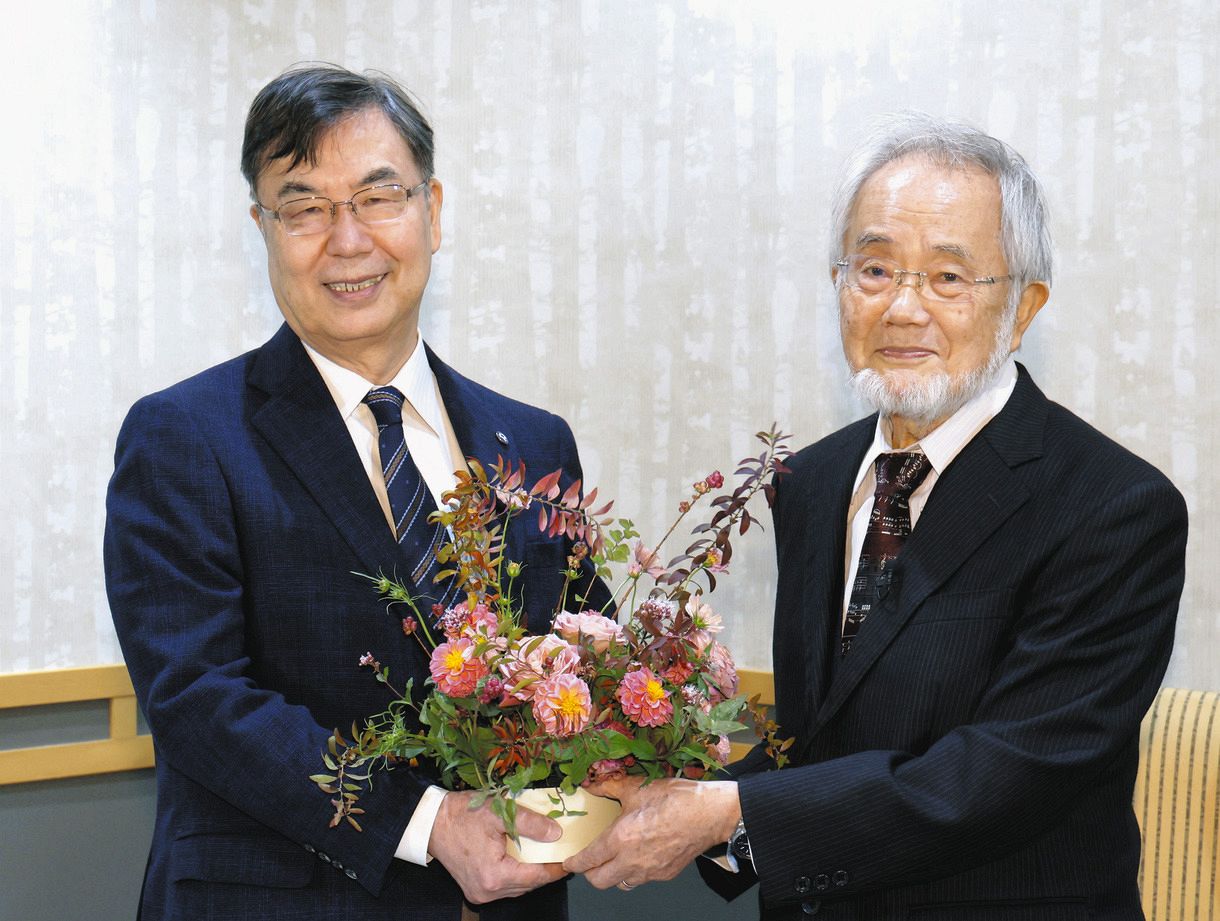 対談を前に、記念撮影に応じる坂口志文さん（左）と大隅良典さん＝京都市内で