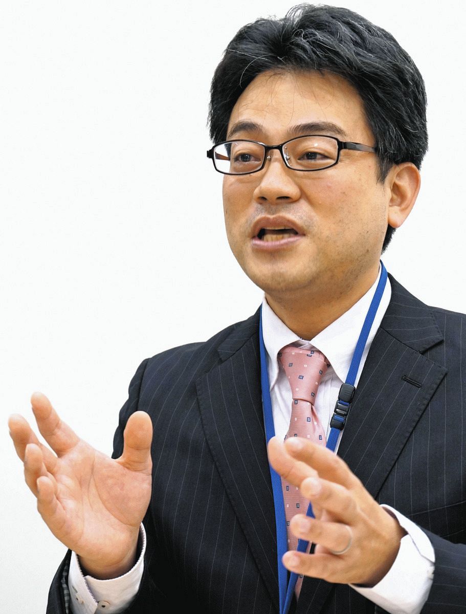 愛知県公立中高一貫校の入試問題を分析した進学塾「日能研東海」の大岡一馬さん＝名古屋市千種区の日能研東海で