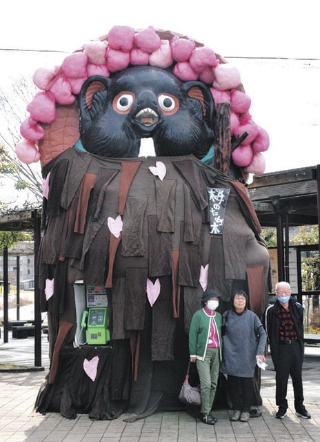 大たぬき像が桜の衣装に 信楽駅前、3年ぶりマスクなし：中日新聞Web