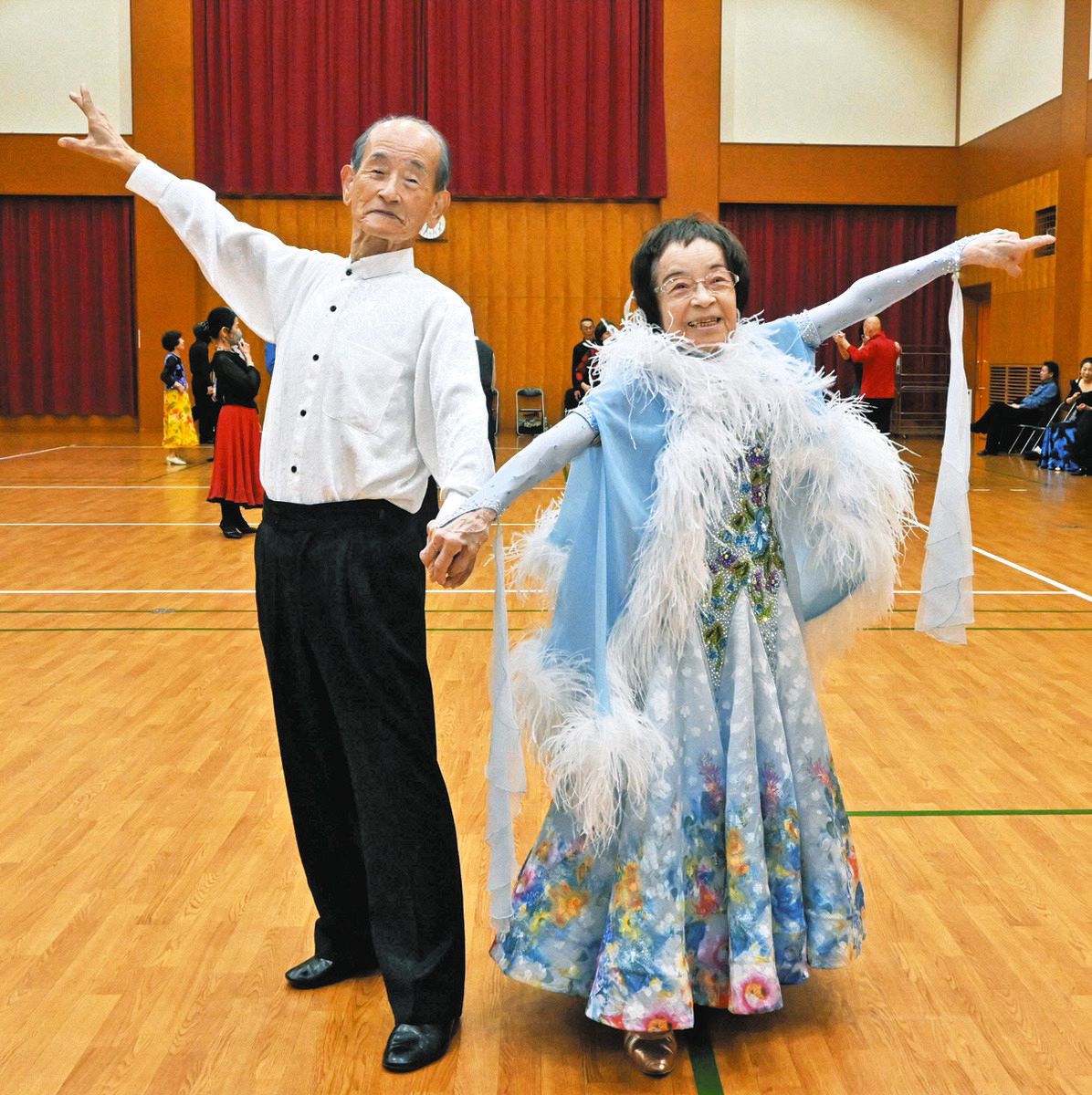 誕生日が同じで意気投合、96歳の社交ダンスペアが華麗なステップ 「100