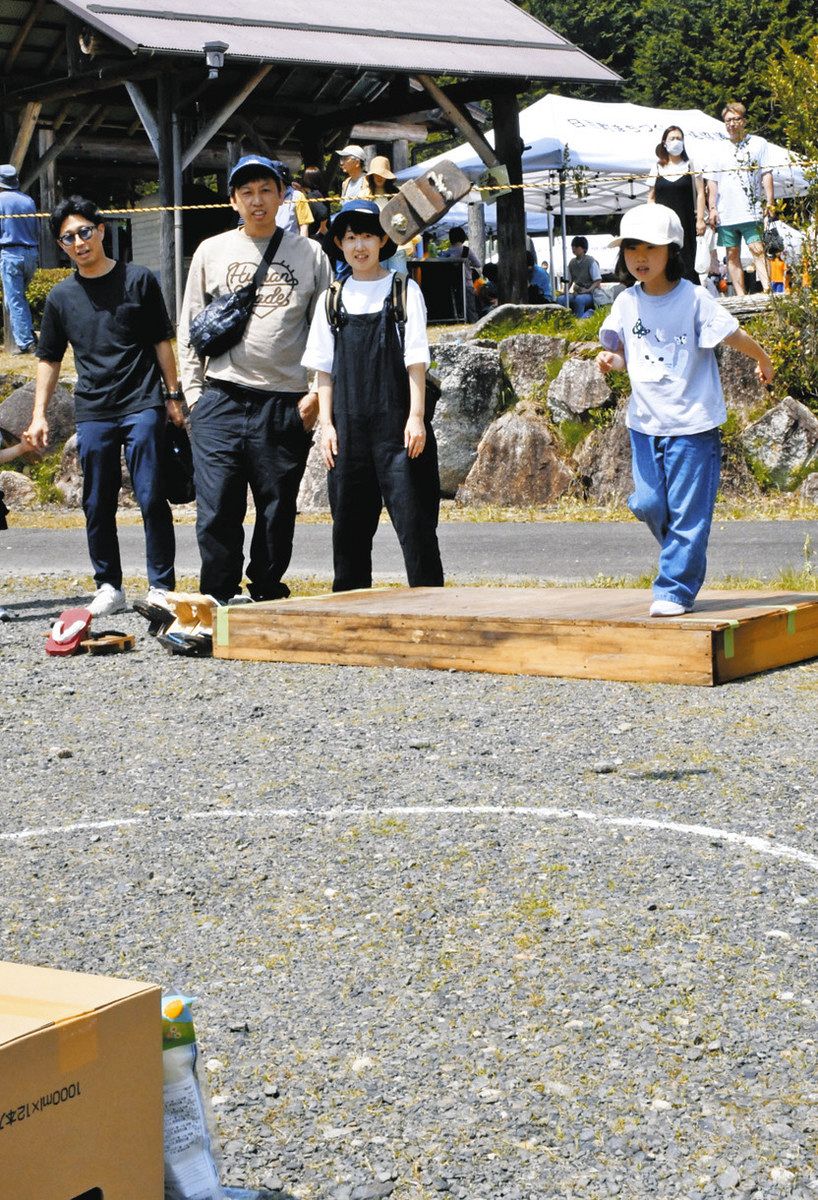 的を目がけて、げたを飛ばす参加者＝瑞浪市日吉町の学習工房天神窯で
