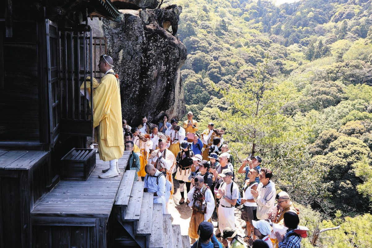 参拝客ら岩壁登って家内安全祈る 松阪の行場、伊勢山上で戸開け式：中