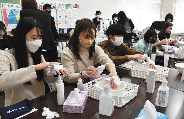 洗顔などのスキンケアを体験する学生たち＝近江八幡市鷹飼町の県立男女共同参画センターで 