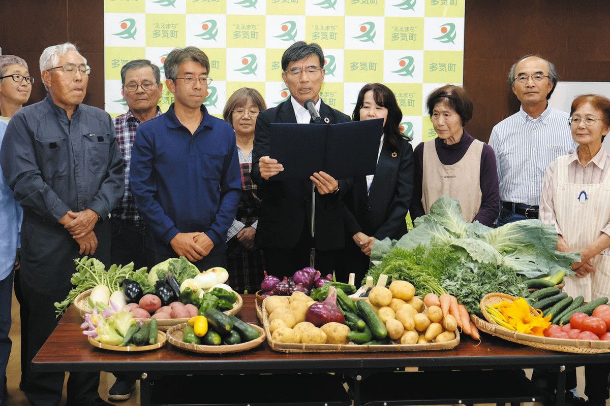 オーガニックビレッジ宣言をする筒井町長（中央）とたき土力の会のみなさんら＝多気町役場で
