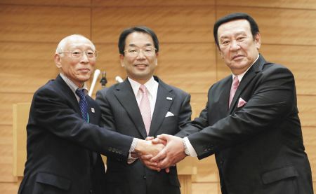新会長となる木村興治さん（左）と、一兵卒から出直す金原会長（右）