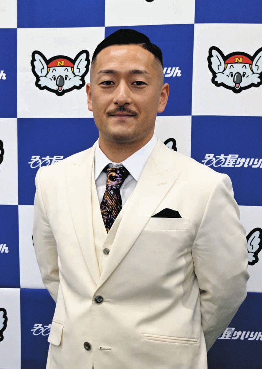 深谷知広は「ミャクミャク」、松井宏佑は「気合」白地スーツで登場