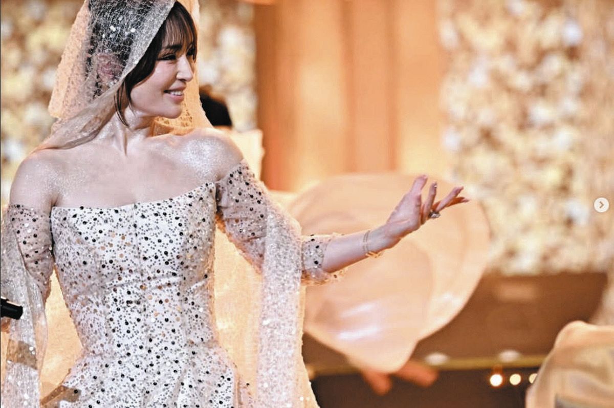 ◇浜崎あゆみ、ラメ感満載の衣装【写真】：中日スポーツ・東京中日スポーツ