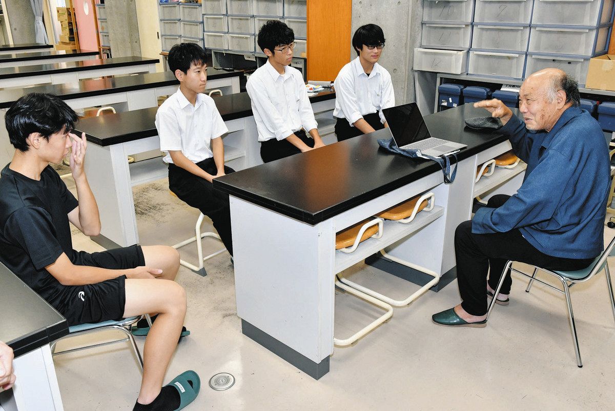 高校生に研究の魅力を伝える丹羽さん（右）＝多治見市の多治見北高で
