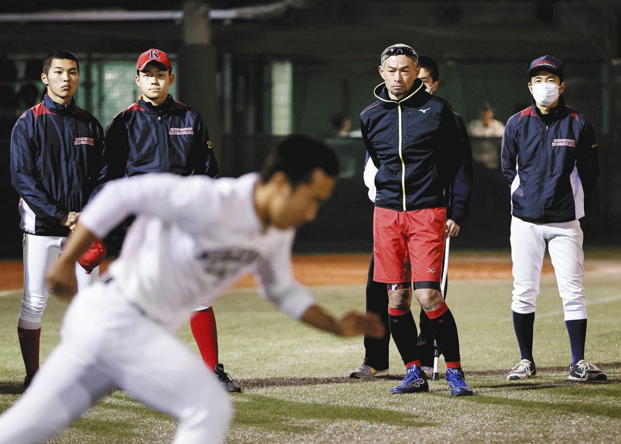 国学院久我山高の選手の指導に訪れ、走塁練習を見るイチローさん（奥右から２人目）（代表撮影）