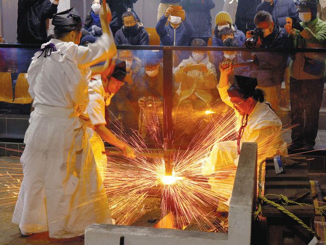 鍛え、祈って、良い年に 関鍛冶伝承館で打ち初め式:中日新聞Web