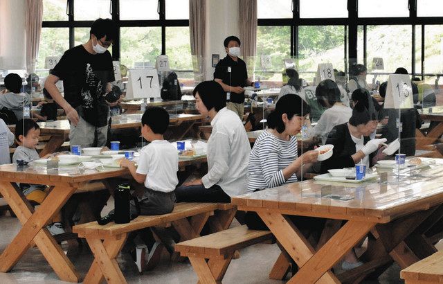 給食を楽しむ家族連れら＝春日井市廻間町の市少年自然の家で