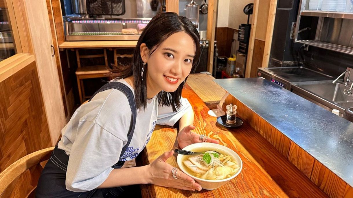 塩ラーメンを堪能する山崎紘菜（Ｃ）ＢＳ―ＴＢＳ