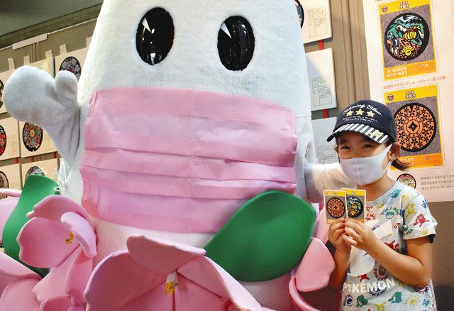 下水道に関心持って 伊那市役所でマンホールカード配布：中日新聞Web