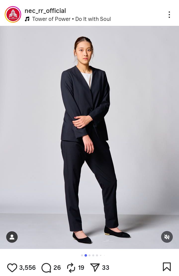 ◇女子バレーボール・佐藤淑乃らのクールビューティー「スーツ姿