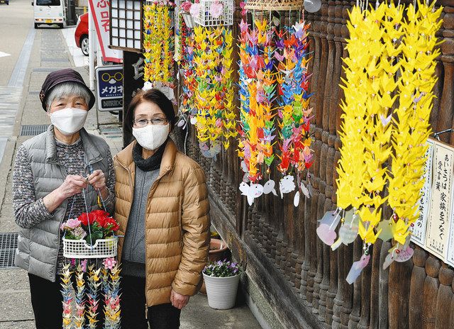 ウクライナの平和願う折り鶴 郡上八幡で地元女性ら飾り付け 中日新聞web