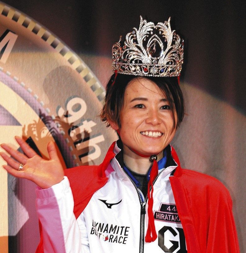 クイーンズクライマックスで優勝し表彰式でティアラを頭に笑顔を見せる平高奈菜