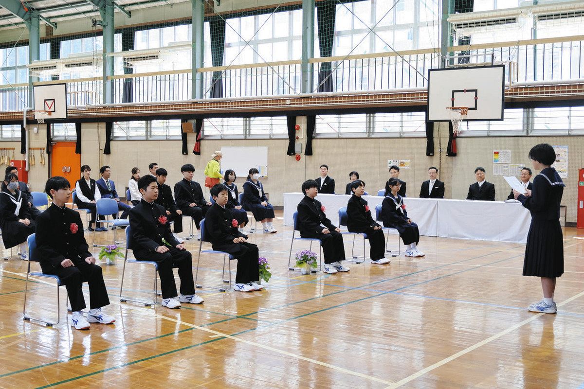 小曽根さん（右）から歓迎の言葉を受ける新入生6人＝恵那市串原中で
