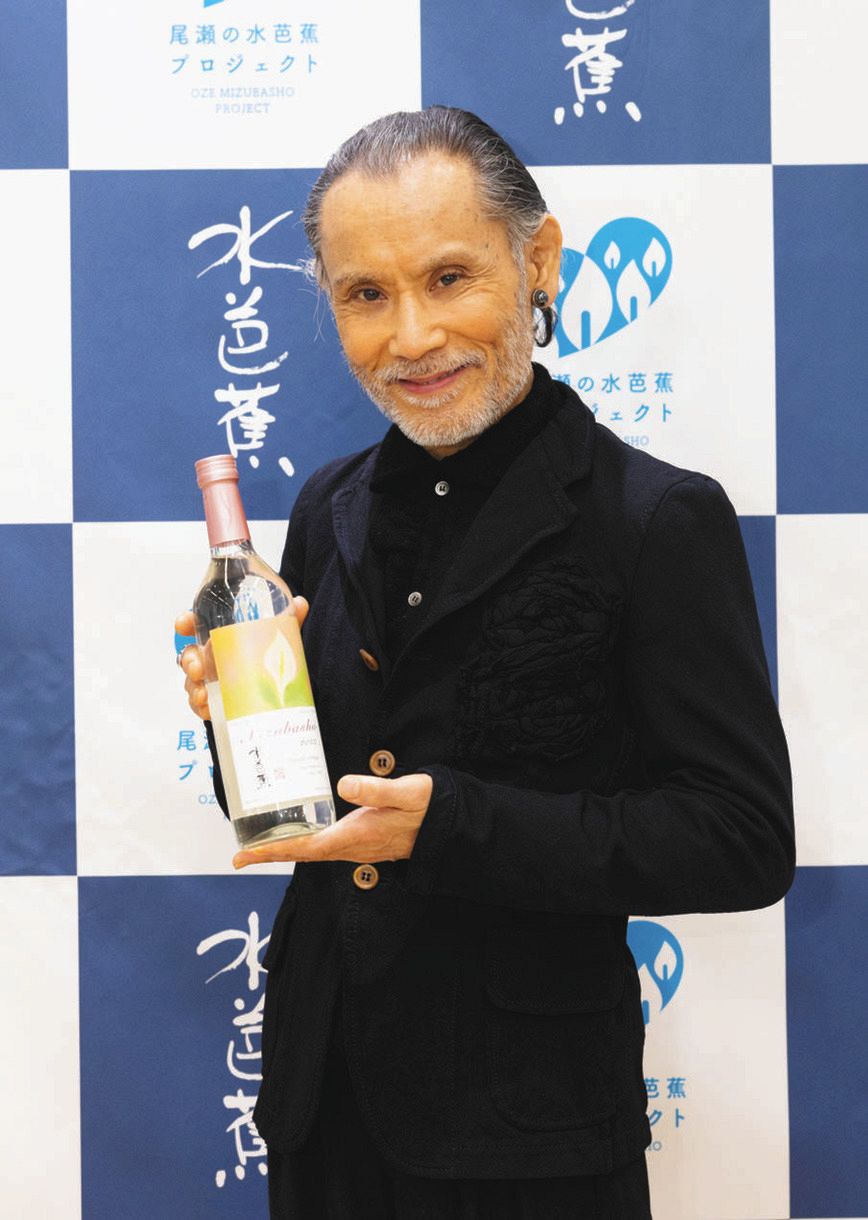 自身がデザインしたラベルのボトルを持った片岡鶴太郎