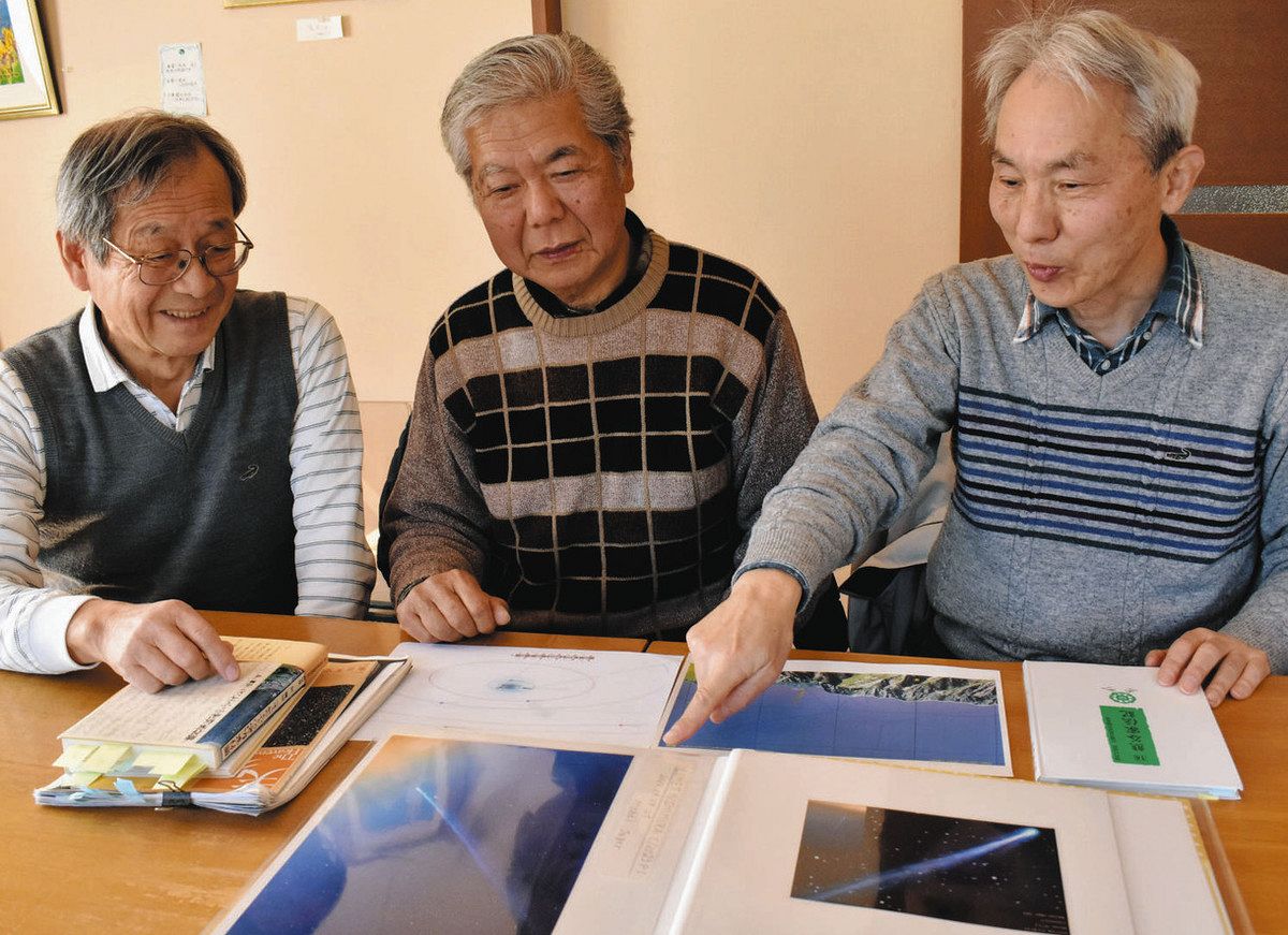 「熊谷家伝記」に記された彗星の記録などについて話す西村さん（中）ら＝掛川市で
