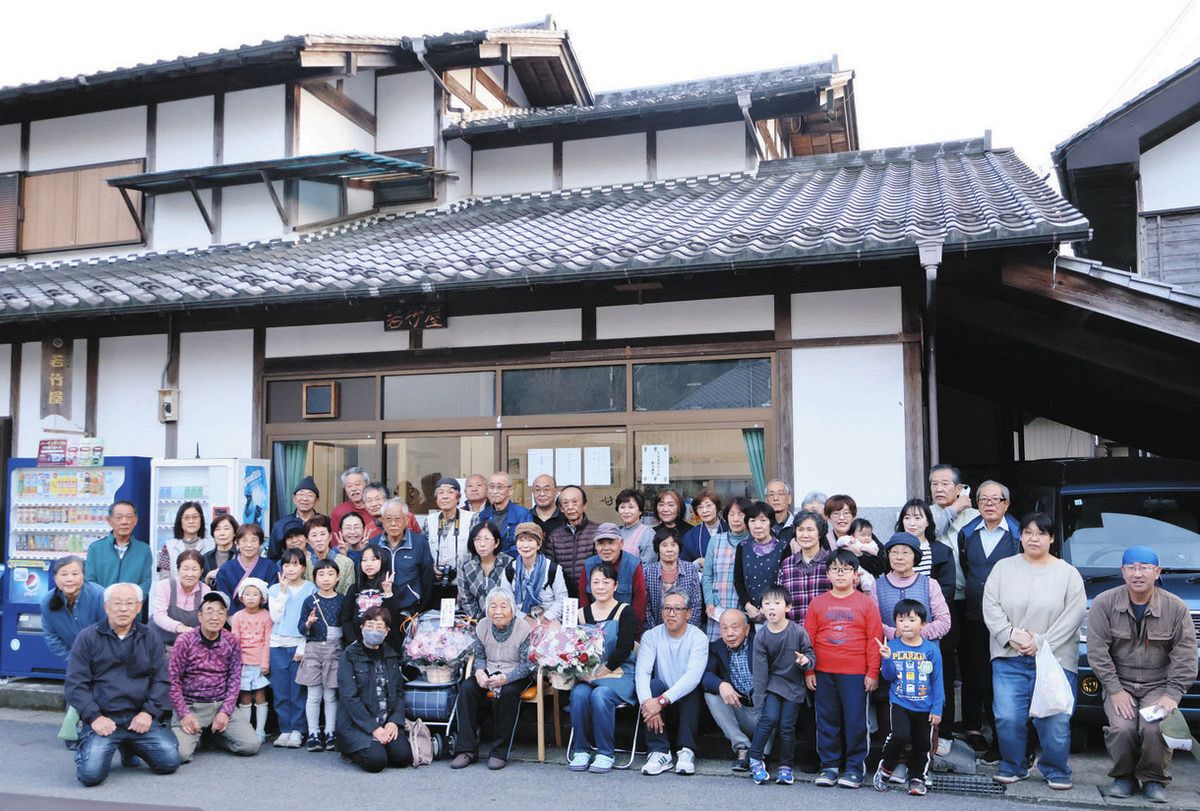 若竹屋の閉店セレモニーに集った住民ら＝瑞浪市大湫町で

