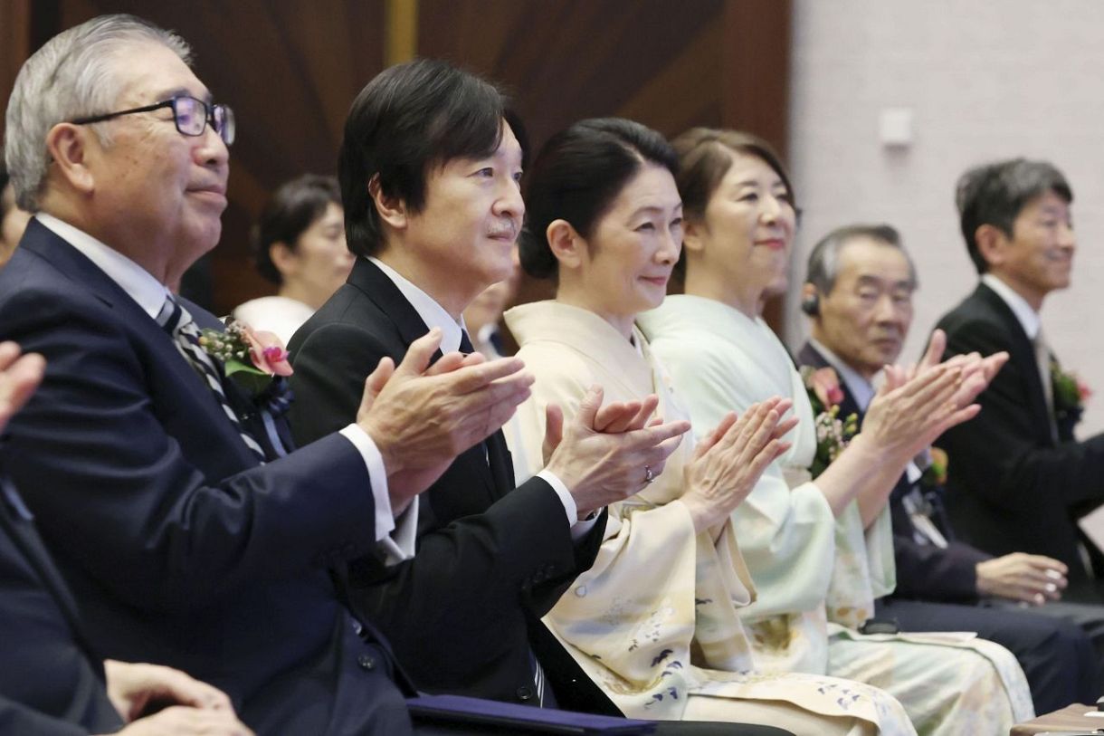 　第３５回ブループラネット賞の表彰式で拍手を送られる秋篠宮ご夫妻＝２８日午後、東京都千代田区（代表撮影）